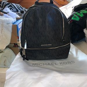 Michael Kors Signature zip medium backpack